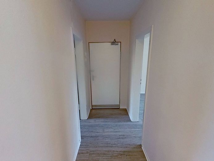 SPARAKTION: Komfortable 3-Zimmer-Wohnung mit überdachtem BALKON und Tageslichtbad mit Dusche und Badewanne – Ansicht II: Flur