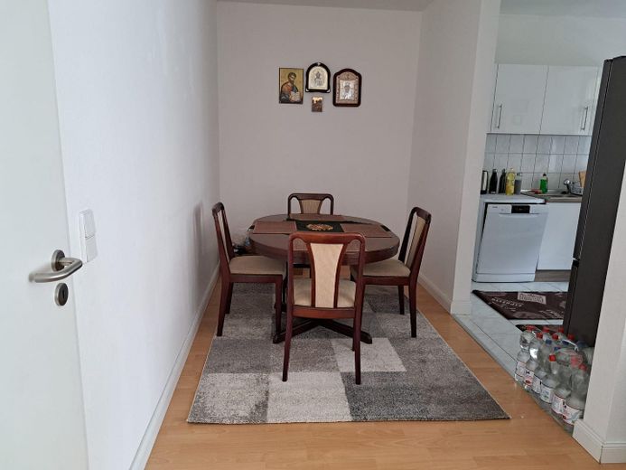 Moderne Wohnung mit Einbauküche, 3-Zimmer, offener Grundriss und Balkon in Chemnitz – Essbereich