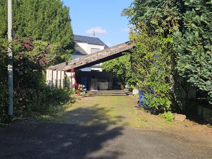 Gran parcela (con edificio existente) en Kelkheim-Fischbach, de particular – Einfahrt