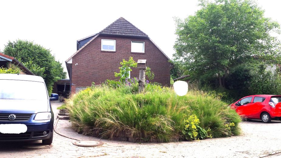 repräsentatives Zweifamilienhaus – Blick von der Straße