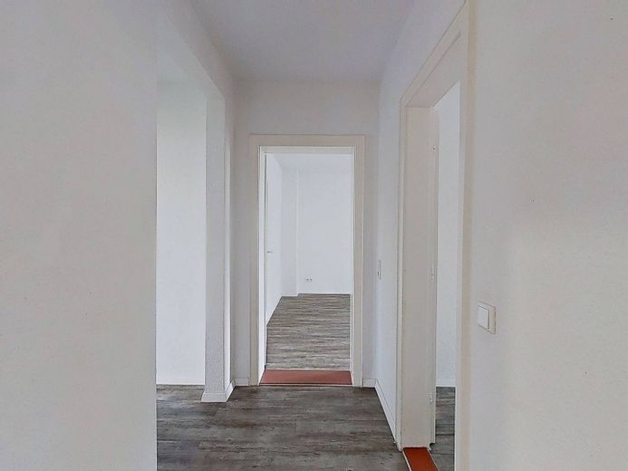 Helle 3-Zimmer-Wohnung mit BALKON, EBK & TAGESLICHTBAD – Ansicht I: Flur