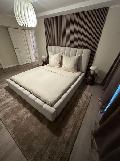 Fully furnished 3-room KfW apartment with kitchen & balcony in a prime location in Wiesbaden Mitte – Bett