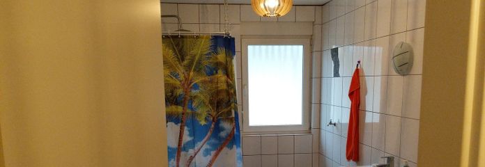 Bad mit Fenster Wanne u Dusche