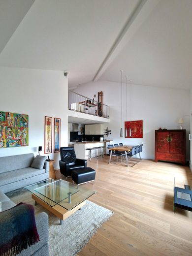 Courtagefrei: Helle und zentral gelegene DG-Maisonette-Wohnung mit Galerie und Sonnenterrasse – 01_Wohnzimmer_2