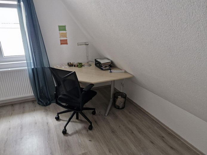 2,5 Zi. DG-Wohnung (auch als WG geeignet) – Zimmer links
