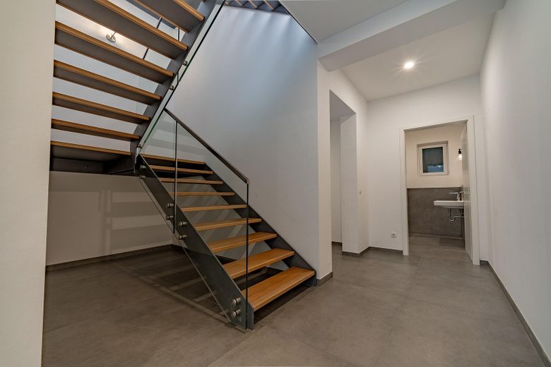 Attraktive Maisonettewohnung mit Haus-im-Haus-Charakter, Dachloggia, Garage – Diele UG