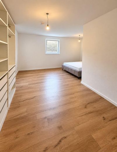 شقة كبيرة وعصرية من 5 غرف مع حديقة – Schlafzimmer1