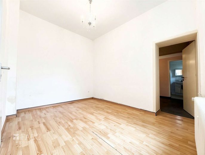 Substanz mit Ausbau- und Modernisierungspotenzial – Wohnzimmer