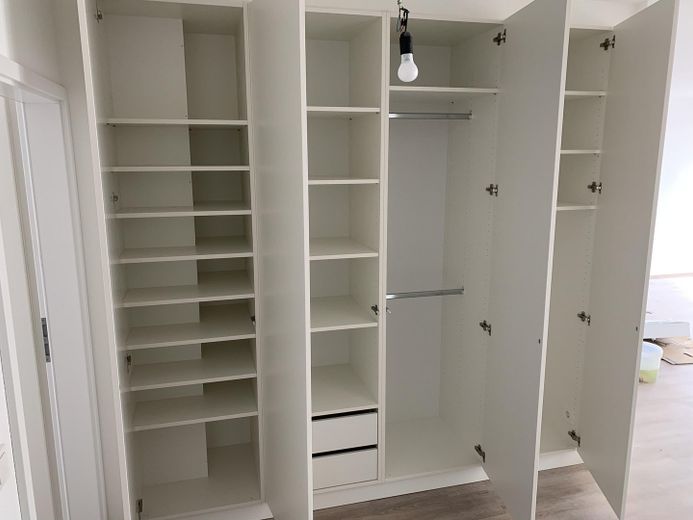 Premium 3-kamerappartement met 2 balkons, prachtig uitzicht en inbouwkeuken aan de rand van het veld! A+ – Einbauschrank 1