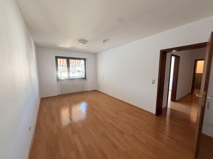 Helle 2-Zimmer-Wohnung, neues Bad, neue Küche, U-Bahn-nähe – Schlafzimmer