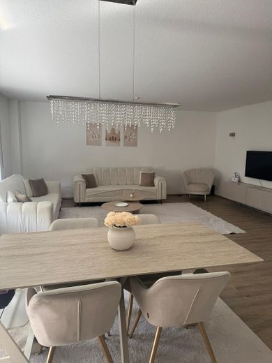 Bellissimo appartamento di 4,5 locali con cucina, bagno e WC per ospiti in posizione tranquilla – Foto 4