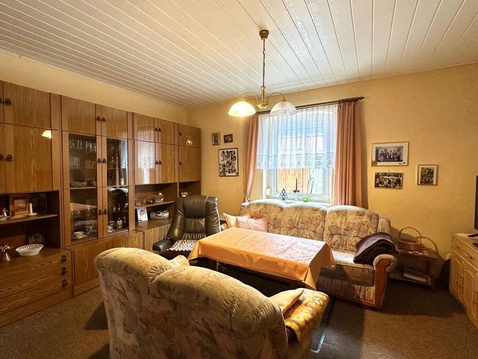 HORN IMMOBILIEN + freistehendes Einfamilienhaus mit Nebengebäude und schönem Grundstück, ruhige Lage – Wohnzimmer