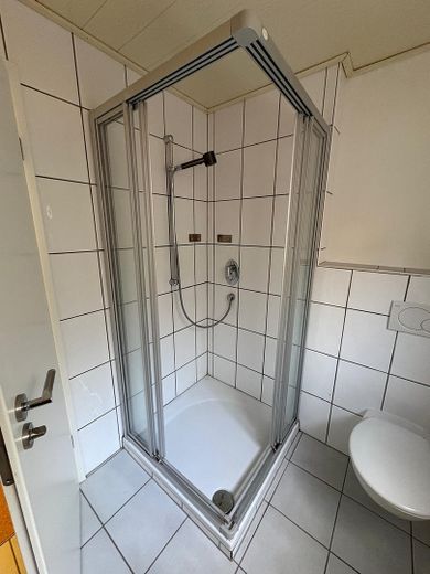 - RESERVIERT - Moderne 2-Zimmer-Wohnung mit Terrasse und Fußbodenheizung – Dusche