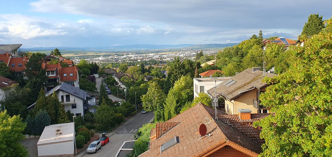 Luxuriöse Neubau-Immobilie in Naturnähe: Modern, lichtdurchflutet und vielseitig – Blick über die Stadt