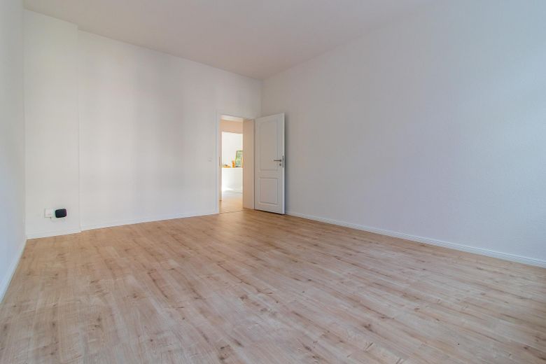 Frei & neu modernisiert - energieeffizienter Wohntraum mit Wellness-Bad & Balkon in Top-Lage – Wohnzimmer