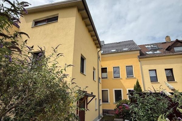 Ampia casa unifamiliare di 8 locali con splendido giardino, camino e appartamento indipendente