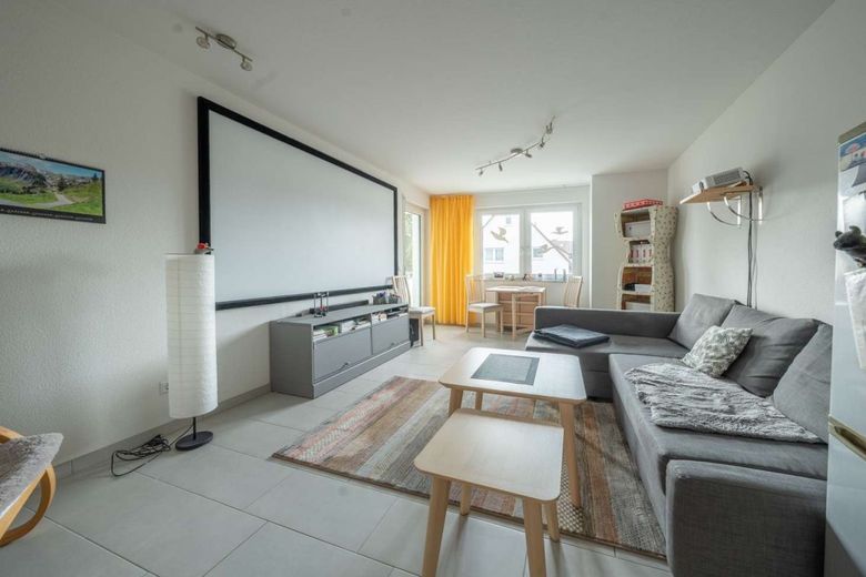 Kapitalanlage! Komfortable 2,5-Zimmer-Wohnung mit Balkon und TG-Stellplatz – Wohnzimmer