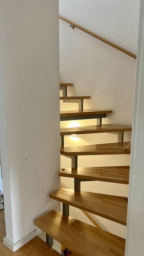 Emménager plutôt que rénover – maison jumelée de haute qualité avec jardin – Treppenhaus