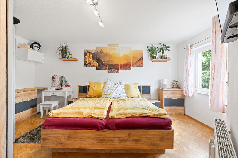 2-Etagen-Wohnung mit 2 Bädern, EBK, Terrasse, Balkon, PV-Anlage & 2 TG-Stellplätze – Schlafzimmer OG