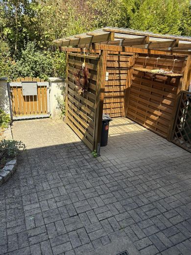 Zuhause fühlen in Reihenmittelhaus in ruhiger, familiärer Lage – Vorgarten mit Bikeport