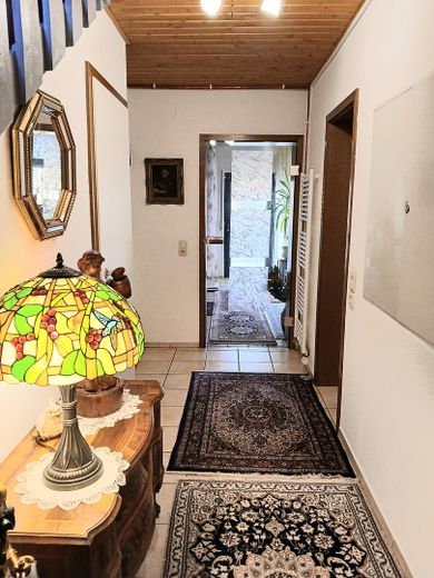PROVISIONSFREI - Großer, charmanter  Bungalow mit Untergeschoß - keine Renovierungen, nur einziehen! – UG: Flur Blick in Büro u. WiGa