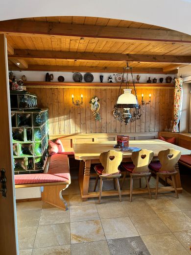 Alpin-Haus im Chiemgau: 44 Nächte jährlich, Sauna & Bergblick – Bauernstube mit Morgensonne
