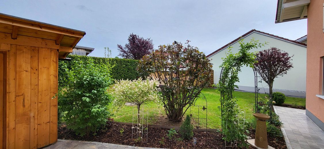 Sonnige Aussichten für die ganze Familie – modernes Einfamilienhaus mit Gartenflair – Garten 2