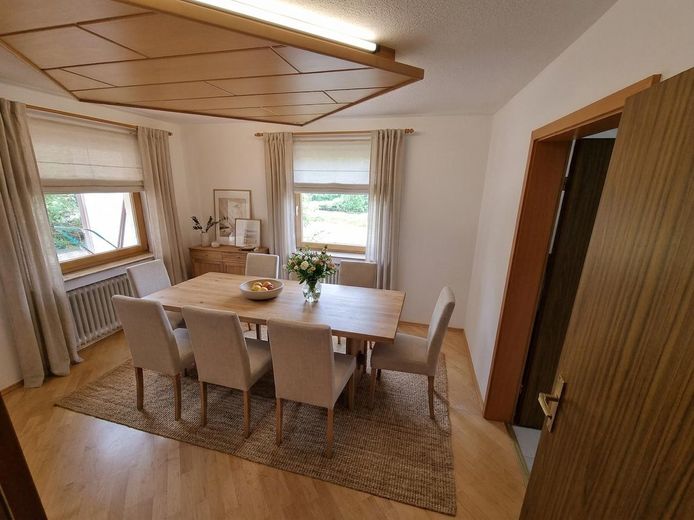 Großzügiges Einfamilienhaus mit 4 Garagen – Provisionsfrei – Ideal für große Familien – EG Essen KI-generiert