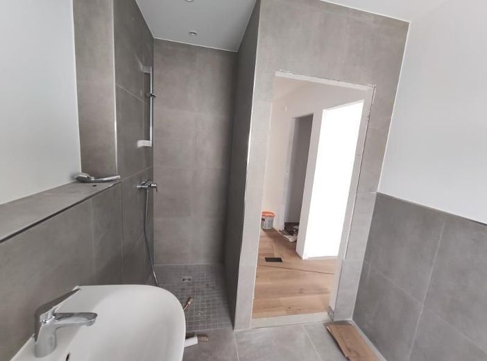 Reihenmittelhaus mit Garten, Garage und zusätzlichem Stellplatz – Bad mit Badewanne und Dusche Bild 3