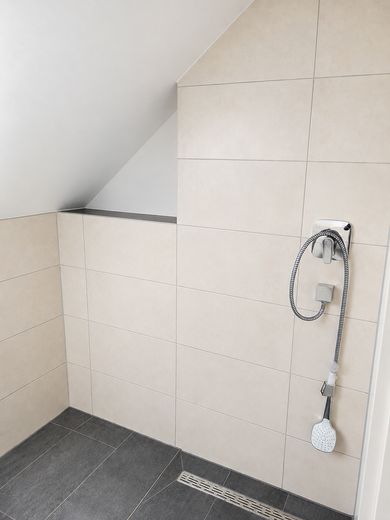 Erstbezug: A+ Neubau-Reihenhaus mit 6 Zimmern, Premiumküche, PV-Speicher & Garten – Duschbad DG – Dusche