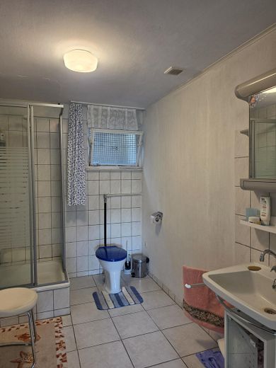 Provisionsfrei: Großzügiges Einfamilienhaus in ruhiger Aussichtslage mit teilbarem Großgrundstück – Badezimmer im Kellergeschoss