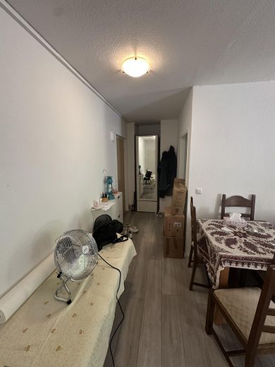 2-Zimmer-Wohnung mit sonnigem Balkon in begehrter Lage – Flur
