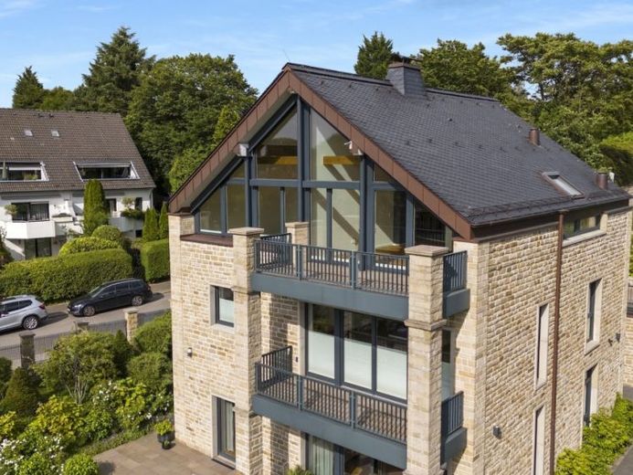 Luxuriöse Maisonette-Wohnung mit Garten, zwei Balkonen und Tiefgarage in Essen-Bredeney – Foto 1