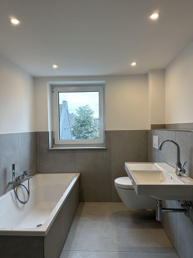 Bad mit Wanne und Dusche