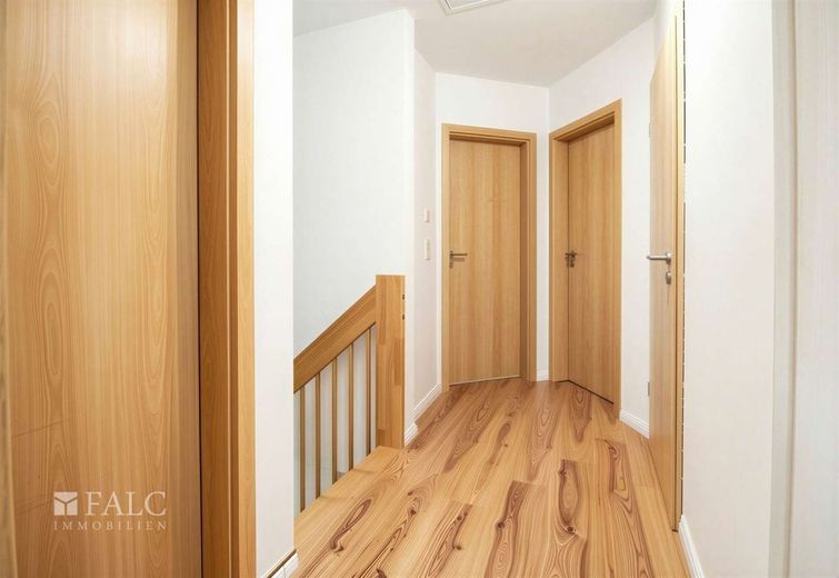 +++ Kapitalanlage mit Potenzial: Ihr Zweifamilienhaus in Ruhelage +++ – Flur oben Whg. 2e