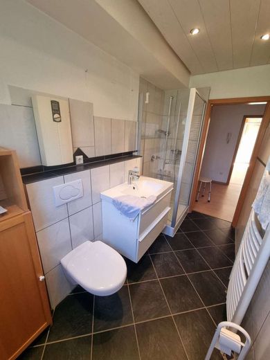 INVESTMENT: Modernisierte Zweizimmer Erdgeschosswohnung mit Klimaanlage – saniertes Bad