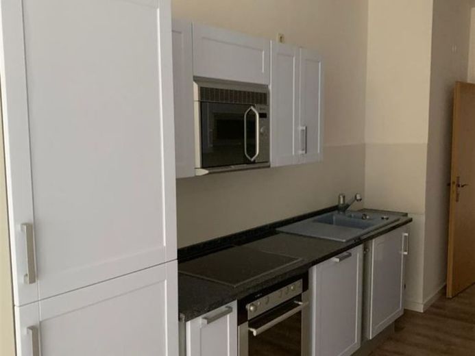 Ampio appartamento di 4 locali con laminato, cucina componibile e bagno con vasca in buona posizione – Foto 1