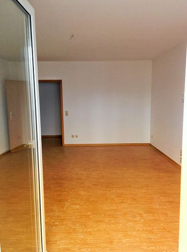 In ruhiger zentraler Lage zum Einkaufen - für Familien mit Balkon 1. Stock – Blick vom Balkon ins Wohnzimme