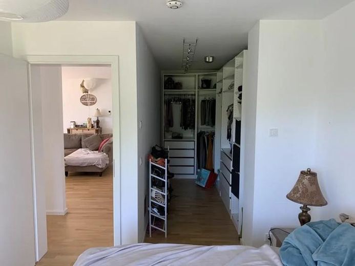 Lujo junto al lago Probstsee: 3,5 hab., cocina equipada, vestidor, garaje subterráneo | 7 min de Patch Barracks – Walk in closet in master bed