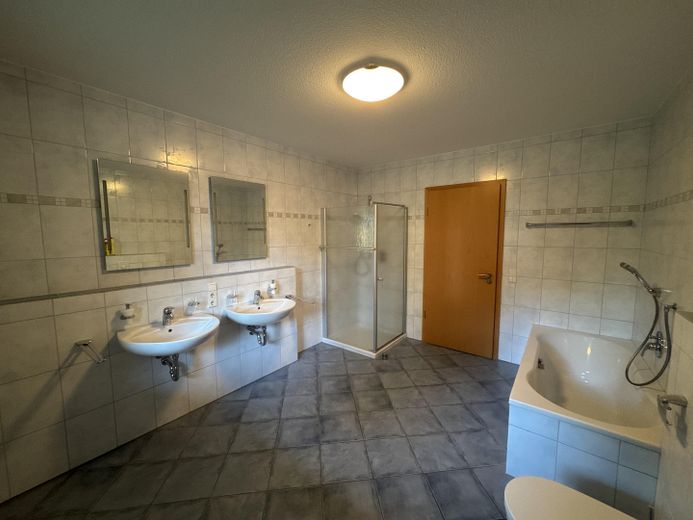 geräumige 3 Zimmer Wohnung mit Einbauküche 2 Loggien in Deegfeld – großzügiges Badezimmer
