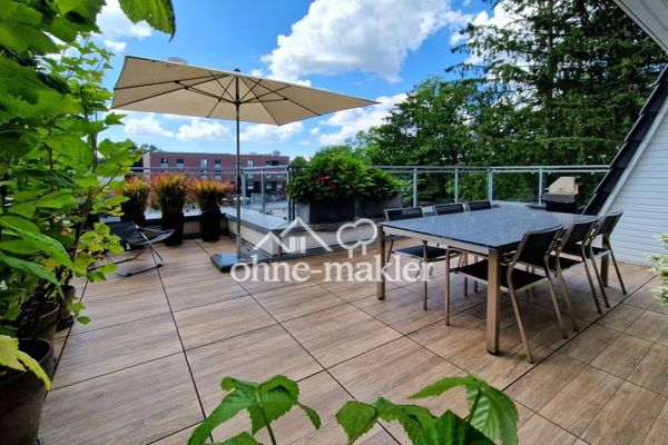 Sans commission : appartement duplex lumineux au dernier étage, situé au centre, avec galerie et terrasse ensoleillée