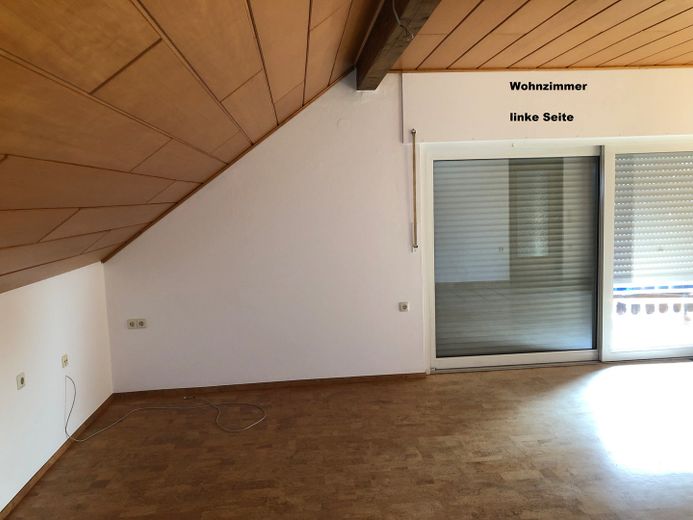 ruhige DG Wohnung mit Südb. in Wohnbereichstr. sucht langfristigen ruhigen Nichtraucher Mieter – Wohnz. linke Seite