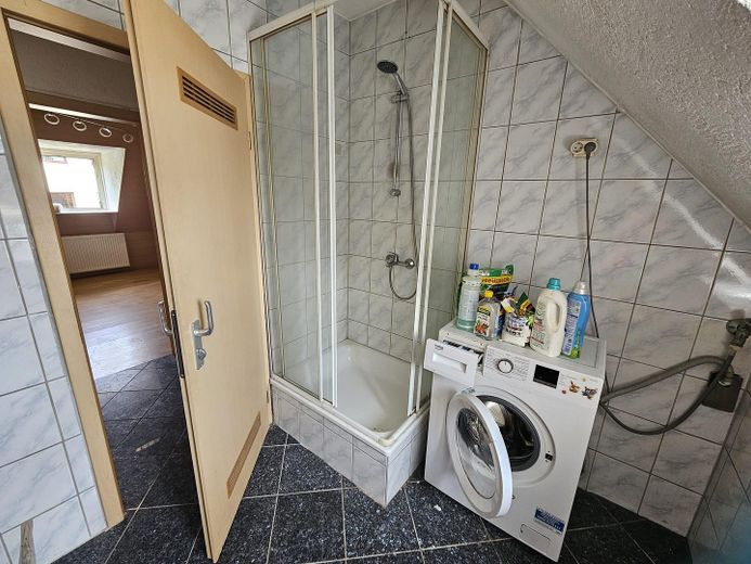 Top-Anbindung & WG-geeignet: Helle 2.5-Zi-DG-Wohnung mit EBK in Stgt-Bad Cannstatt – Bad
