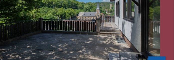 TOP lokalizacja z widokiem: duży dom jednorodzinny z opcją mieszkania dodatkowego, podwójnym garażem i ogromnym tarasem. Bez prowizji dla kupującego.