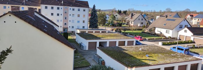 Helle Wohnung mit großzügigem Wohnbereich, Einbauküche, Balkon und eigener Garage
