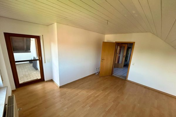 Wymarzone 3,5-pokojowe mieszkanie na poddaszu z balkonem od południa i pompą ciepła – w Wüstenrot-Neuhütten