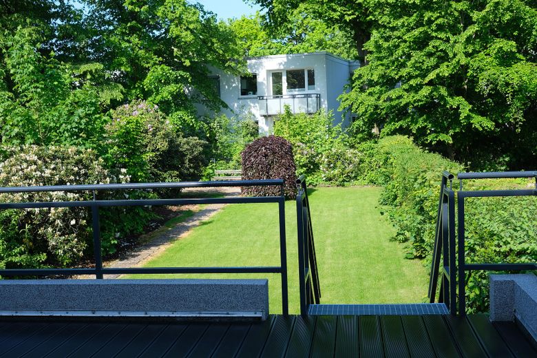 Erstbezug nach Kernsanierung – Reihenendhaus mit großem Garten und Garage in Bremen-Alt-Osterholz – Terrasse mit Gartenzugang