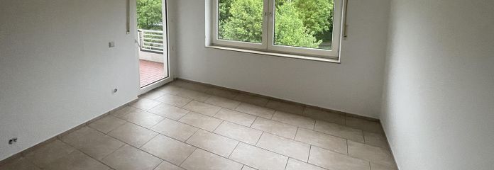 Spacious 5-room apartment with balcony on the 2nd upper floor – Wohnzimmer