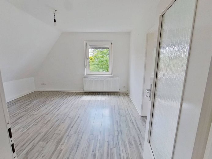 Sessiz doğal konumda, küvetli banyoya sahip rahat 4 odalı çatı katı dairesi – Ansicht I: Wohn- und Esszimmer