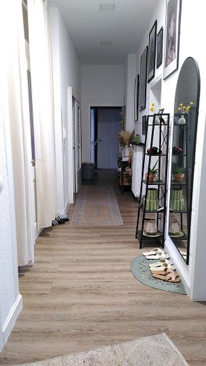 Großzügige Wohnung mit Hinterhof-Terrasse in Bahnhofsnähe – Großer Flur (Eingangtür links)